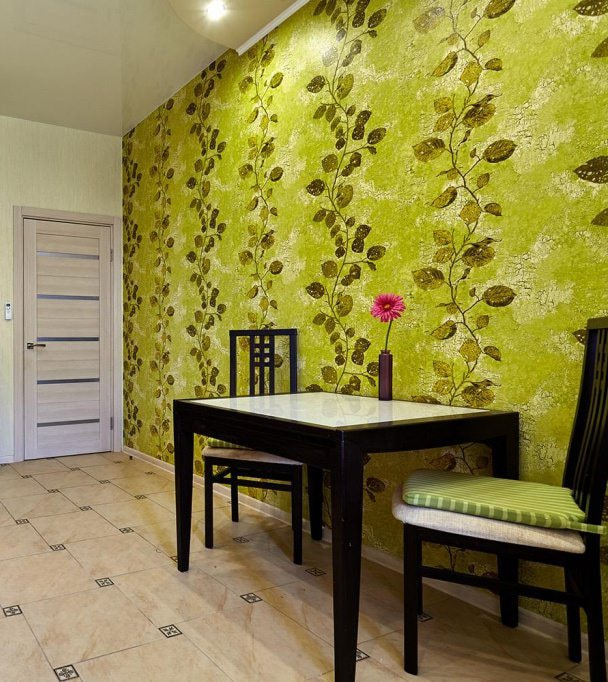 papel de parede verde claro no interior da cozinha
