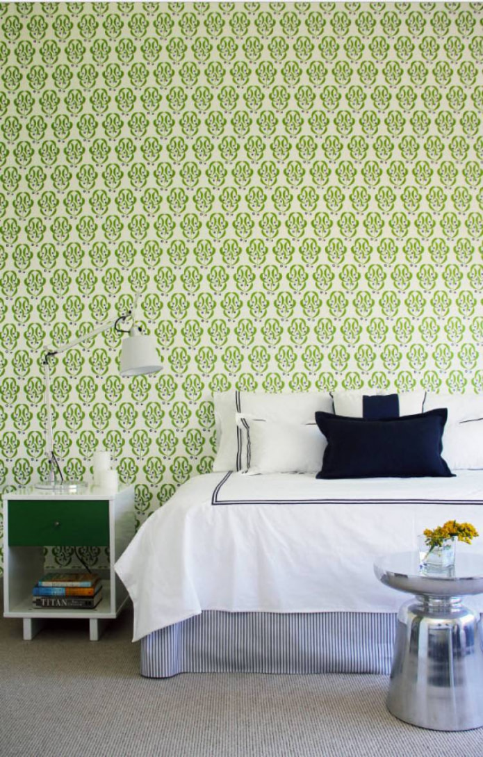 gaiši zaļas krāsas tapetes guļamistabas interjerā