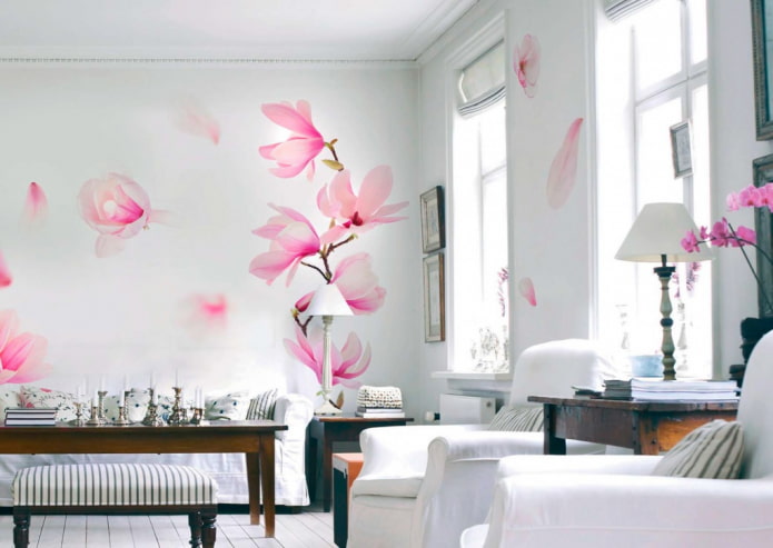 tapetes ar magnoliju viesistabā