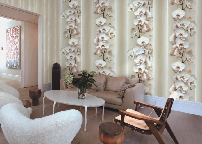 wallpaper na may mga orchid sa interior ng sala