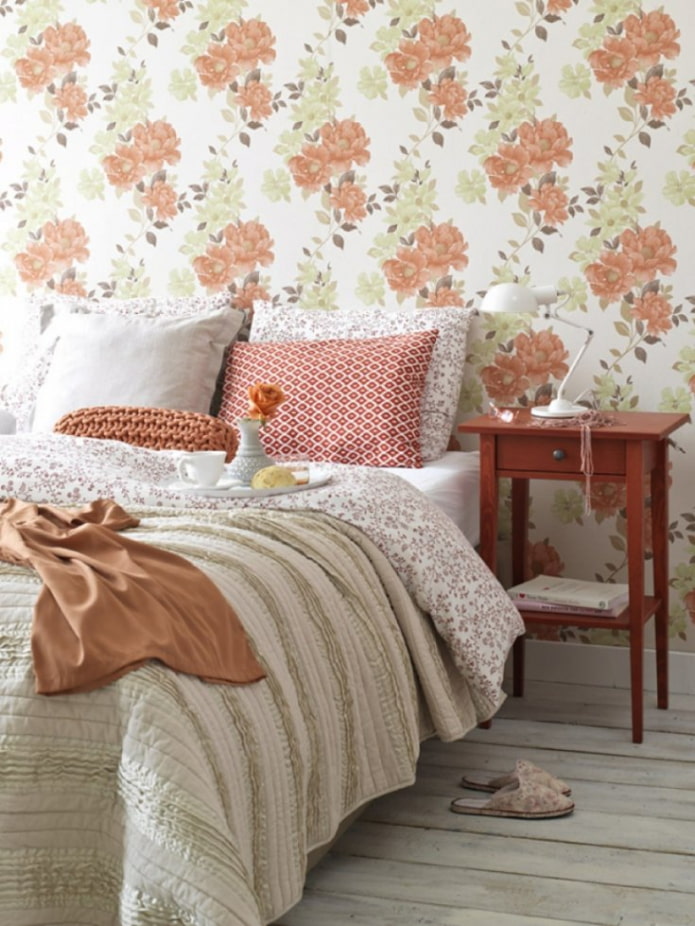 papel pintado con estampado floral en el dormitorio