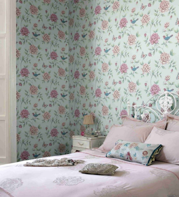kertas dinding dengan cetakan bunga di dalam bilik tidur
