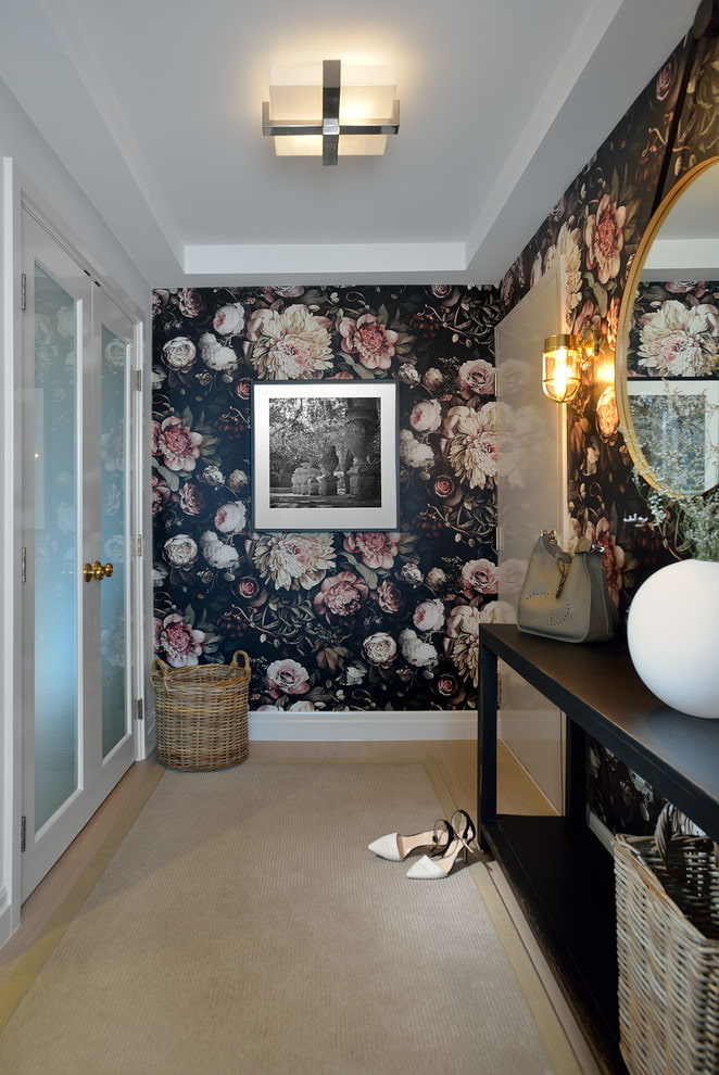 papier peint avec un motif floral dans le couloir