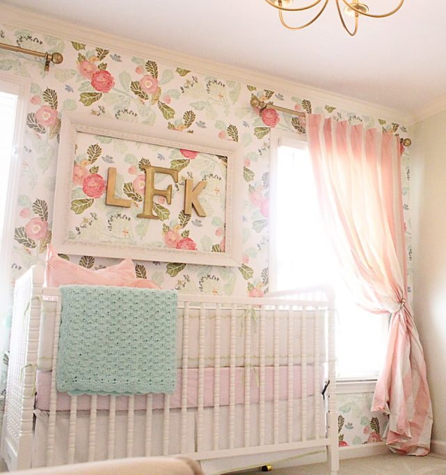 papel pintado con un estampado floral en el dormitorio para la niña