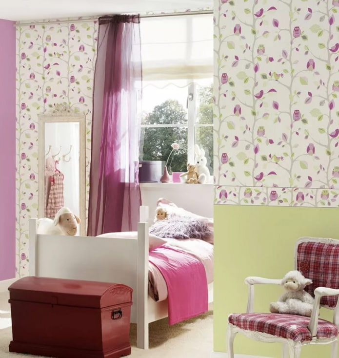wallpaper with a floral pattern in the bedroom for the girl