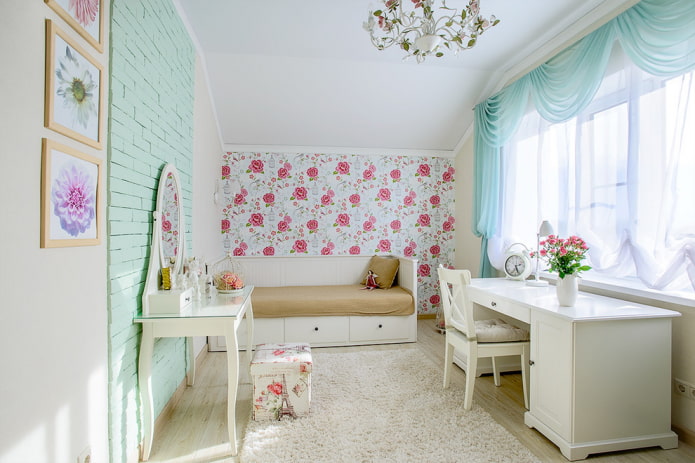 ταπετσαρία με ένα floral μοτίβο στην κρεβατοκάμαρα για το κορίτσι