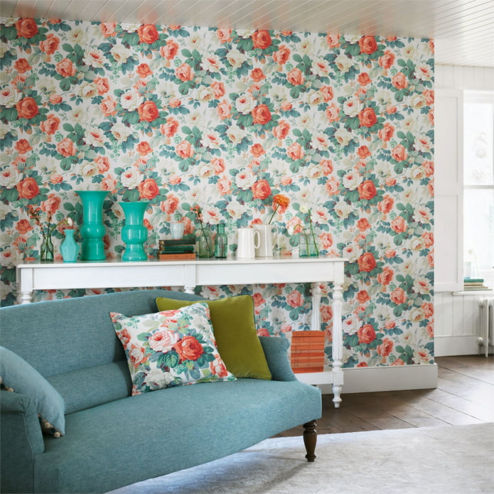 papel tapiz floral en la sala de estar