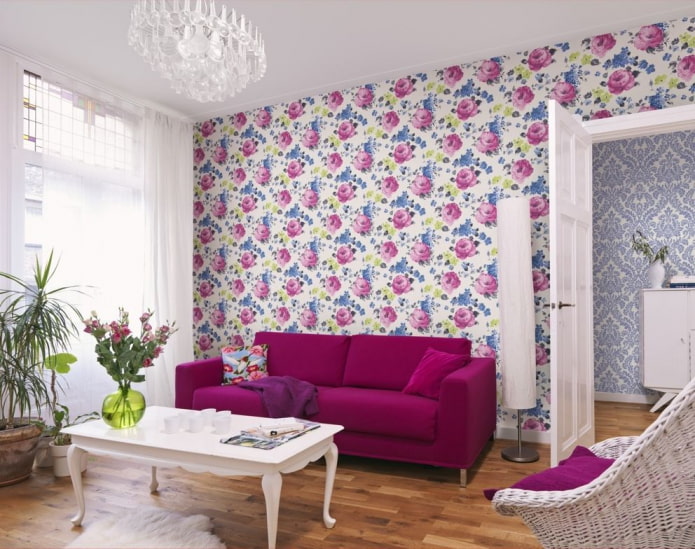 wallpaper with floral print in the interior of the living room
