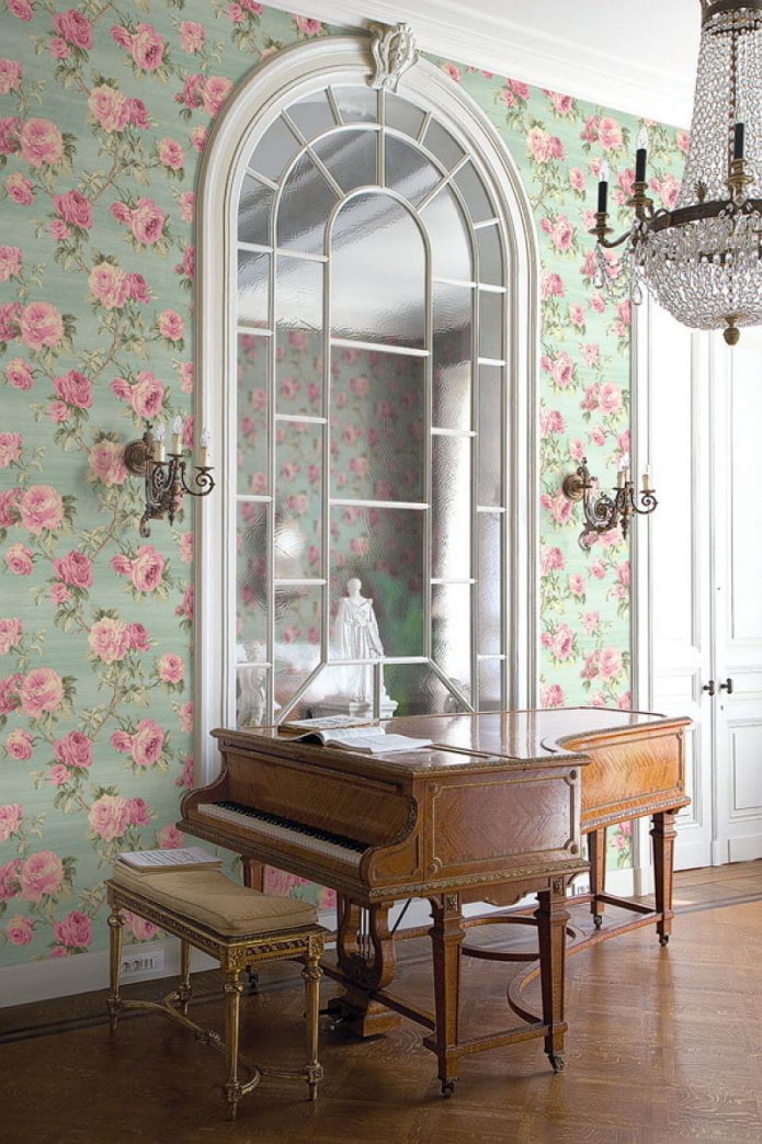 papel de parede floral em um interior clássico