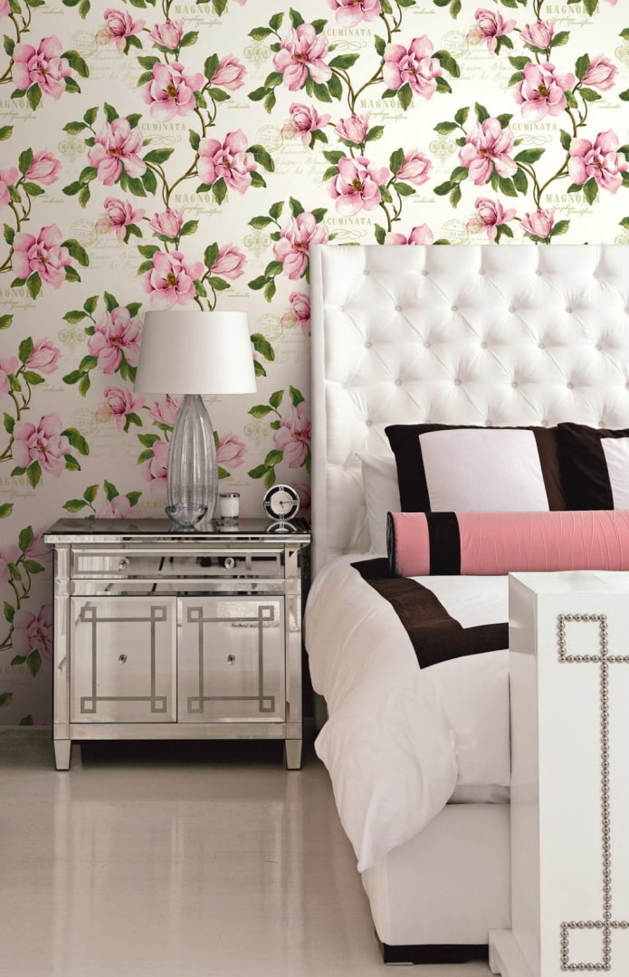 tapetes ar magnoliju interjerā