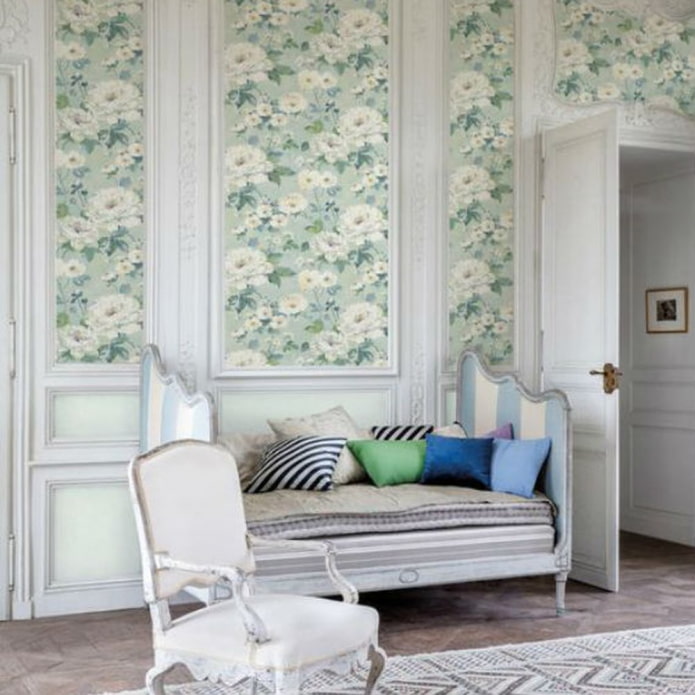 papel tapiz floral en un interior clásico