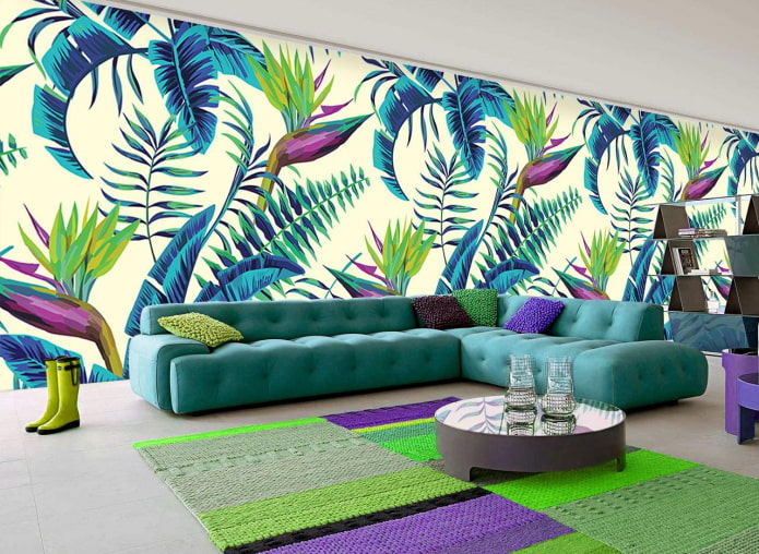 kertas dinding dengan bunga tropika di ruang tamu