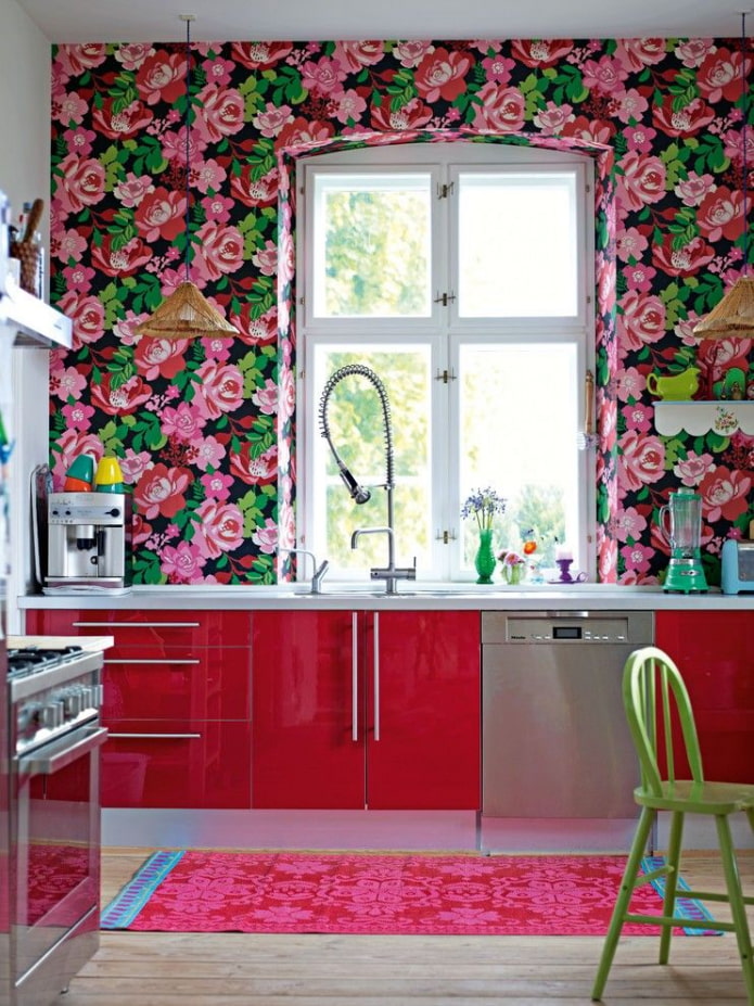 tapeta z kwiatowym wzorem we wnętrzu kuchni