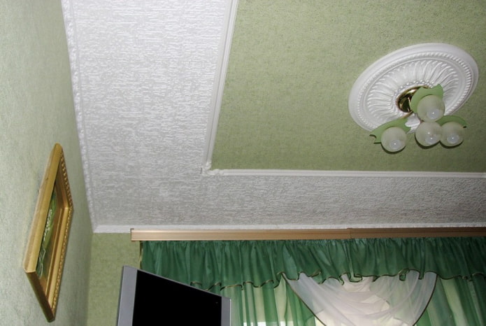 combinaison de papier peint avec des carreaux de plafond