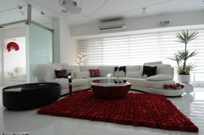 tapis rouge et canapé blanc