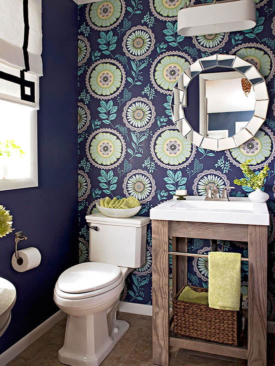 papier peint à motifs floraux dans la salle de bain