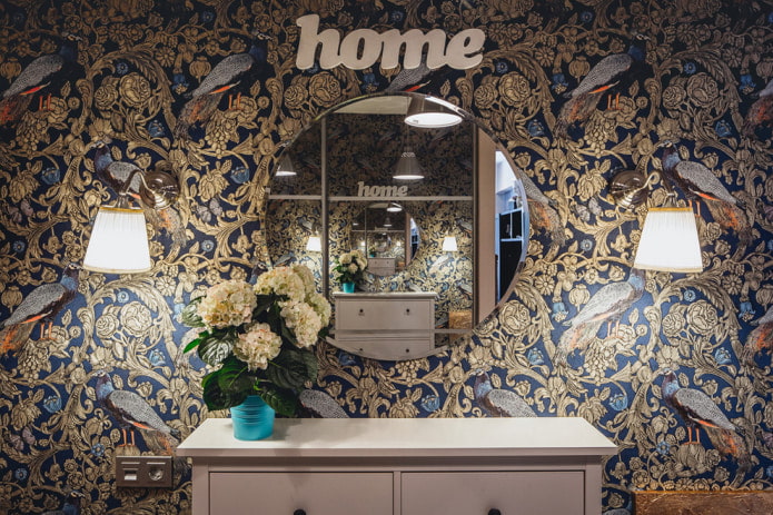 Wallpaper in blue with a golden floral pattern and peacocks