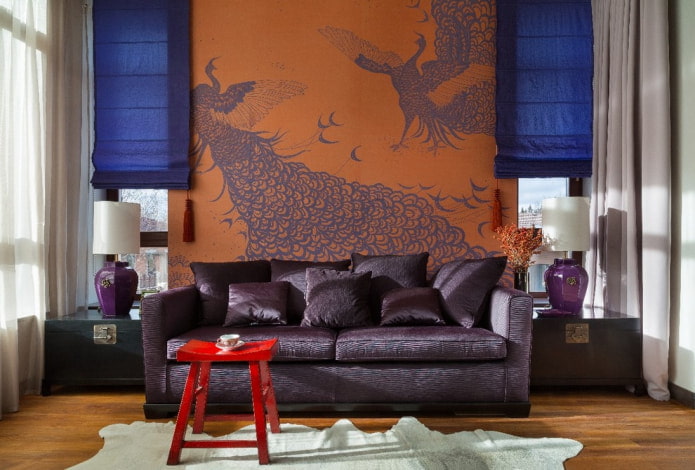 sala de estar com papel de parede violeta-laranja