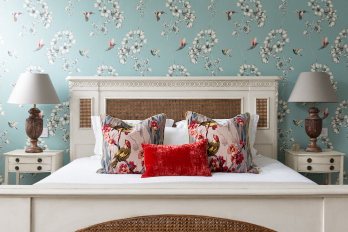 diseño de dormitorio con papel tapiz azul