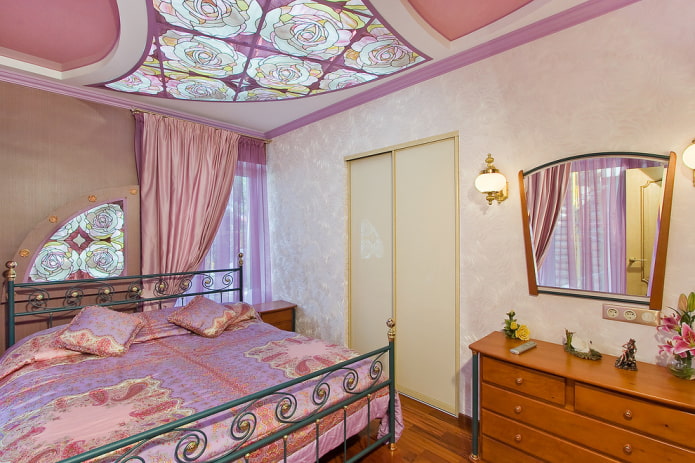 Blyškiai rožiniai tapetai miegamajame