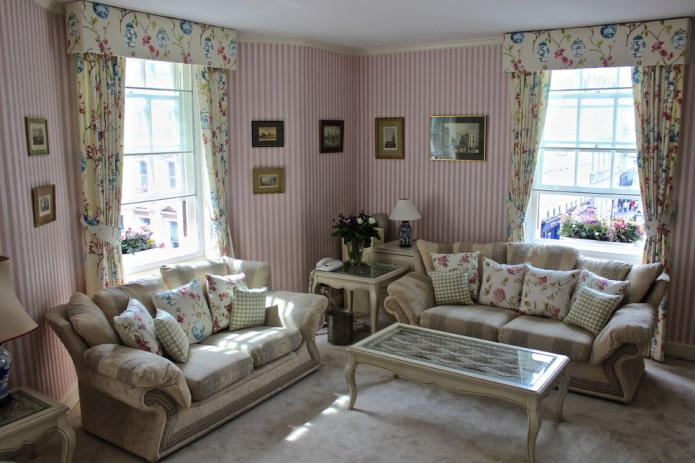 rosa och vita randiga tapeter i vardagsrummet