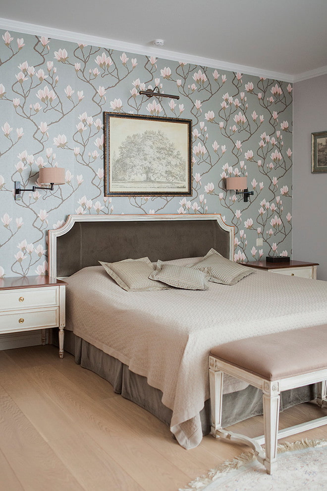 papel tapiz de tela con estampado floral en el dormitorio