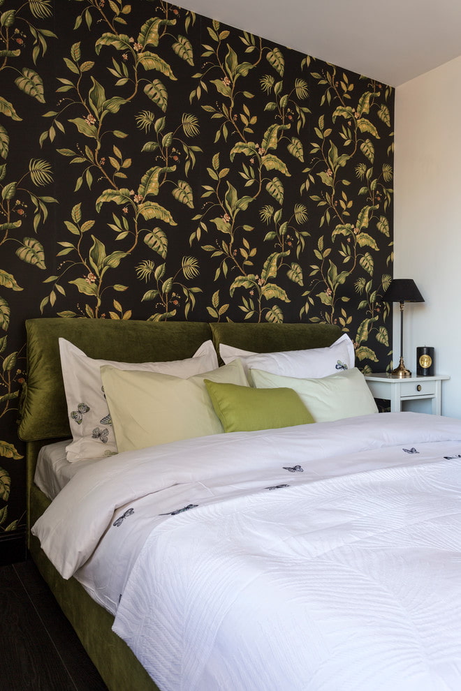 papel tapiz de tela con estampado floral en el dormitorio