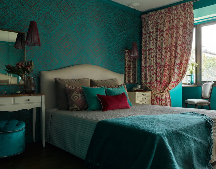textilná tapeta s ozdobou v spálni
