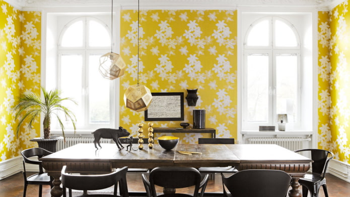 žltý papier tapety v interiéri