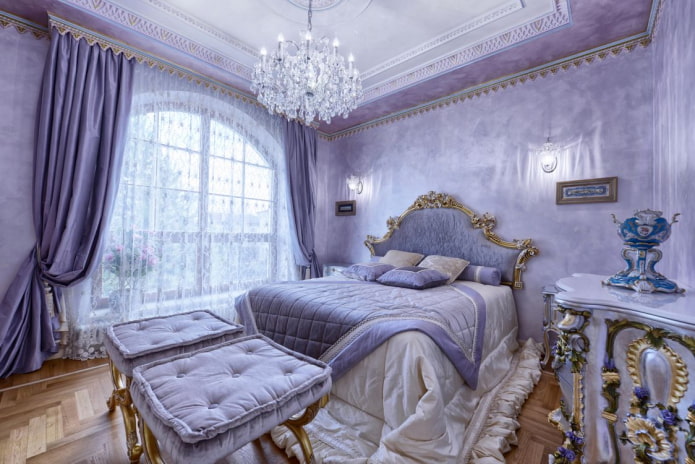 rideaux classiques dans la chambre dans un style classique