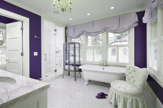 rideaux violet clair dans la salle de bain
