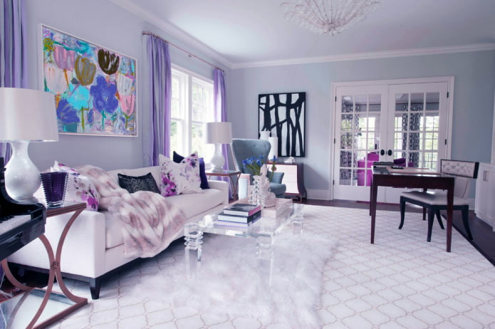 une combinaison de rideaux lilas avec des meubles