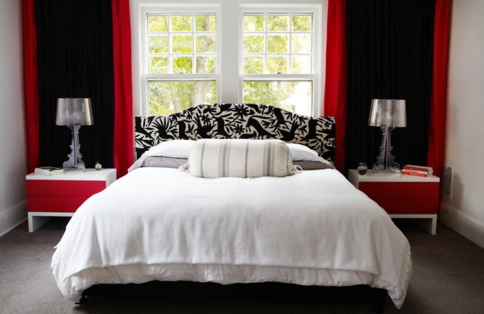 Chambre avec rideaux noirs et rouges