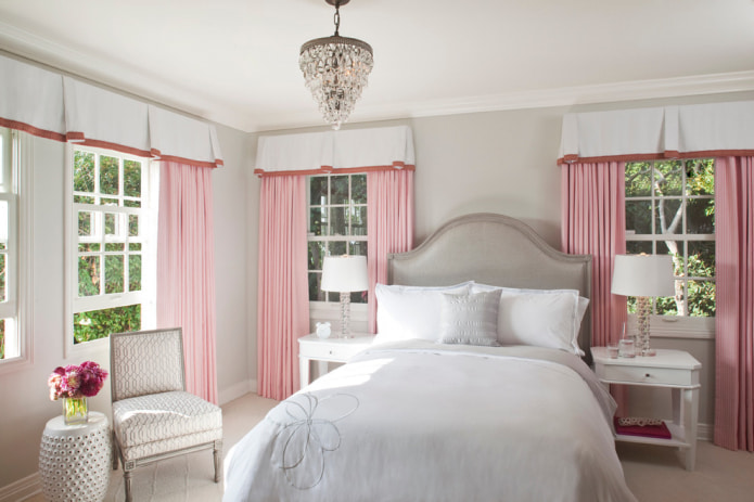 rideaux rose clair dans la chambre