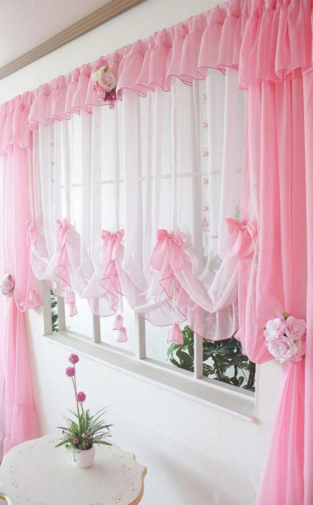 rideaux roses de différentes longueurs