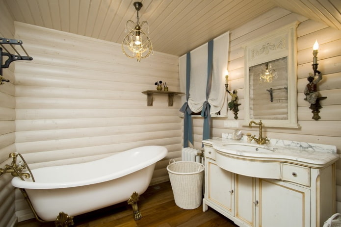 rideaux de bain courts dans une maison en bois