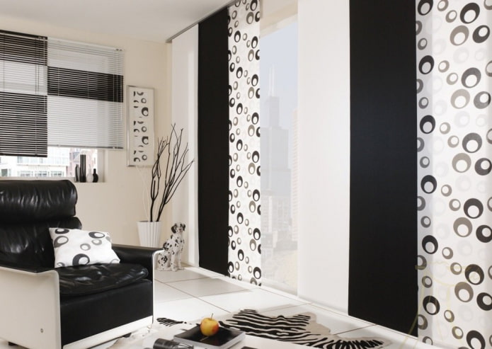 čierne a biele japonské panely v interiéri