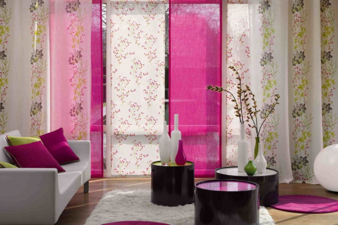 en kombination av japanska paneler med gardiner