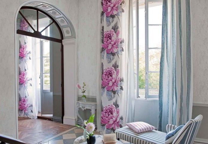 záclony s květinovým potiskem v interiéru