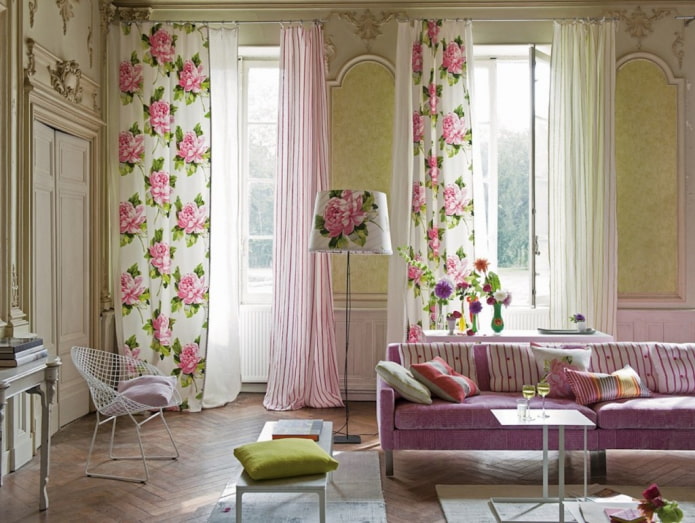 gardiner med blommigt tryck i vardagsrummet
