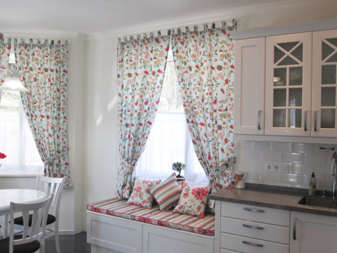 cortinas com estampas florais finas na cozinha