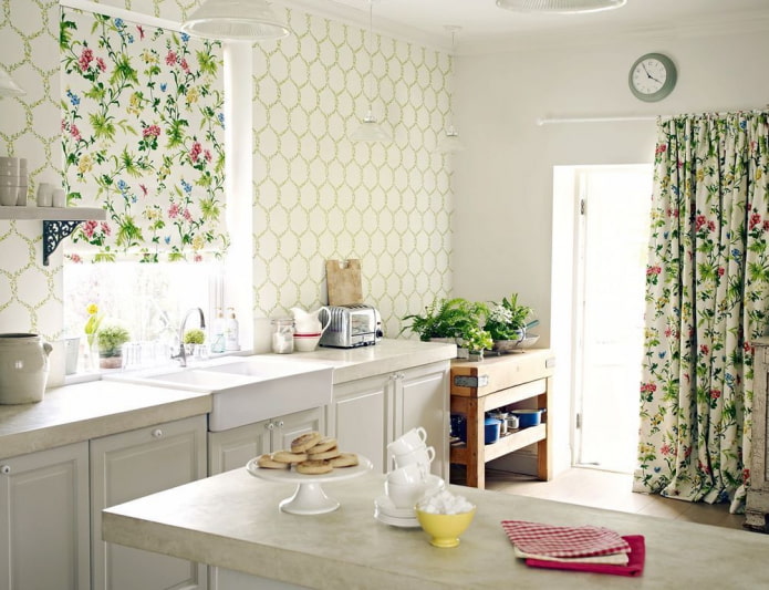 záclony s květinami v interiéru kuchyně