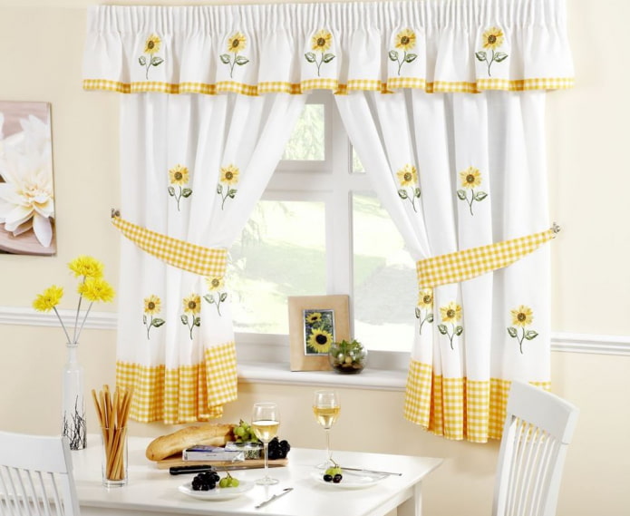 gardiner med solsikker i interiøret