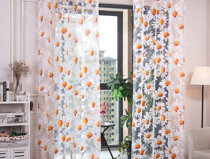 gardiner med tusenfryd i interiøret