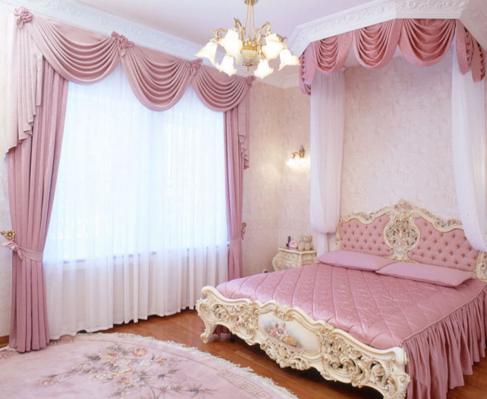 różowe pelmety we wnętrzu sypialni