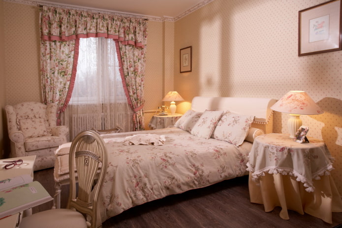 Provence-tyylin pelmetsä makuuhuoneessa