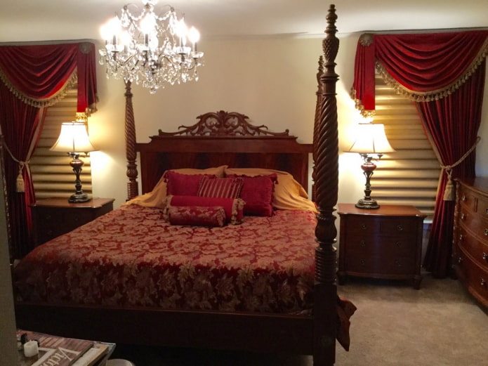 tappeti rossi all'interno della camera da letto