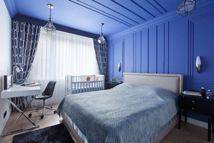 плави крути пелмет у унутрашњости спаваће собе