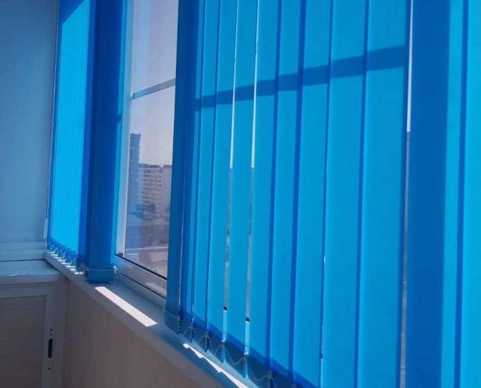 persianas verticales azules en la logia