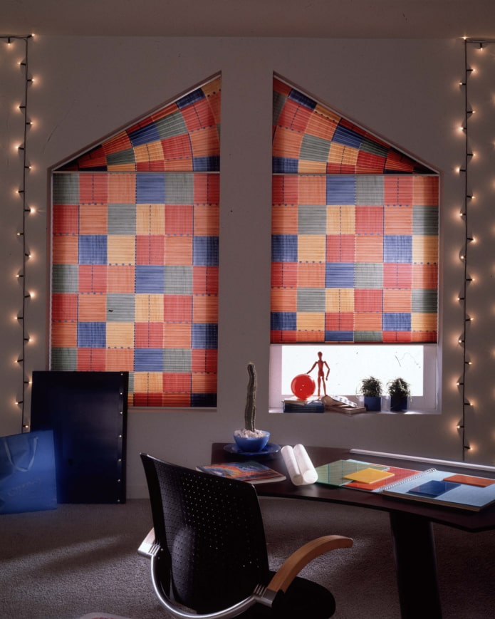 rideaux plissés à motifs géométriques sur la fenêtre du grenier